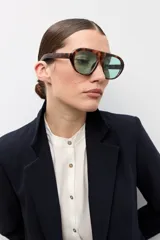 Blazer clásico color negro de corte entallado, con solapa de muesca, cierre de un botón frontal y bolsillos de ojal en los laterales.