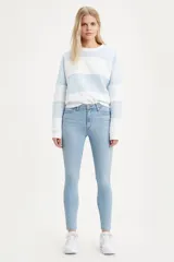 Jeans de tiro alto color celeste, ajustados en cadera y muslos, con pierna skinny y cierre de cremallera.