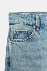 Jeans de tiro alto con diseño de cinco bolsillos y pernera recta. Presenta una raya planchada a lo largo de la pierna y cierre frontal con cremallera y botón.