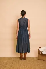 Vestido midi marrón oscuro sin mangas, con escote en V y cinto ajustable en la cintura.