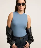 Musculosa de rib en color celeste, con cuello redondo y textura acanalada, de corte ajustado al cuerpo.