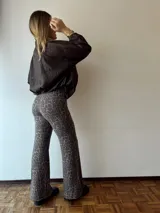 Pantalón de corte recto y tiro alto con estampado animal print. Confeccionado en tejido plisado con cintura elástica para mayor comodidad.