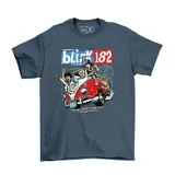 Remera de algodón color azul grisáceo con estampa frontal de la banda Blink-182 que muestra una camioneta tipo van con personajes estilo cómic.