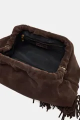 Bolso de mano marrón de serraje con flecos en el corte, forro interior y boquilla con cierre a presión.