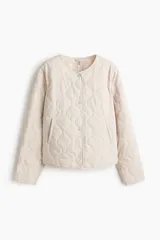Chaqueta levemente acolchada de nylon guateado con escote redondo, cierre frontal con botones a presión y bolsillos laterales insertados.