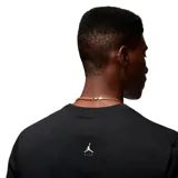 Remera de manga corta color verde lima, con cuello redondo y estampa frontal con la palabra 'JORDAN' en letras estilizadas con efecto degradado multicolor.