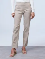 Pantalón color beige de gabardina elastizada, marca Ruby Rd. Delantera con bolsillos simulados y trasera con bolsillos aplicados. Corte recto.