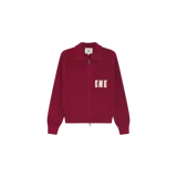 Cardigan de punto en color bordó, de manga larga, con cierre frontal de cremallera bidireccional y cuello camisero. Cuenta con bolsillos frontales ribeteados y un parche bordado en el pecho con las letras "EME" en color blanco.