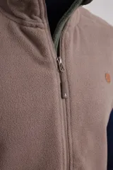 Chaleco marrón de polar con cierre frontal y cuello alto.