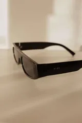 Lentes de sol rectangulares color borgoña con protección UV400.