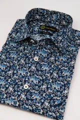Camisa de manga larga Club House, modelo Capri, de corte slim fit y diseño estampado con motivos florales en tonos azules y blancos sobre base azul marino.