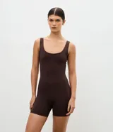 Enterito deportivo de microfibra marrón, con escote redondo, breteles anchos y shorts cortos con bolsillos laterales.