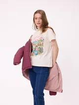 Campera puffer reversible de la marca Rusty, con diseño capitoneado. Presenta cuello alto, cierre frontal completo y logo bordado en el pecho. El interior es de un tono contrastante.