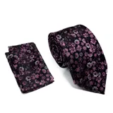 Conjunto de corbata y pañuelo de bolsillo con estampado floral en tonos violeta y negro.