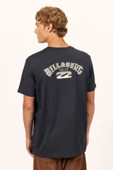 Remera Billabong de manga corta y color azul oscuro, con estampa en la espalda que incluye el texto "Billabong", "Feelin' Free Since 1973" y el logotipo de la ola en tonos verde claro y blanco.