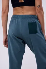 Pantalón de jogging azul con bolsillos laterales y cordón ajustable en la cintura.