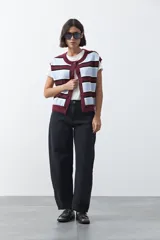 Jean de corte barrel con silueta curva y volumen controlado, de tiro medio y color negro. Presenta un diseño que se ensancha en la pierna y se ajusta levemente en el bajo, con cierre frontal y bolsillos laterales.