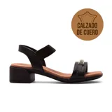 Sandalia de cuero negra con taco bajo cuadrado y tira ancha sobre el empeine con hebilla dorada.