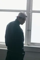 Campera deportiva negra de tejido funcional efecto neopreno con tecnología DryMove. Presenta cuello elevado, cierre bidireccional, bolsillos laterales y franjas grises en las mangas.