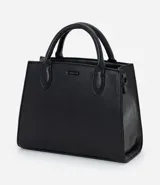 Cartera tipo satchel de tamaño mediano, confeccionada en poliuretano con acabado liso. Presenta una estructura rectangular, doble asa de mano fija y una correa larga ajustable y extraíble. Cuenta con cierre superior y herrajes metálicos.