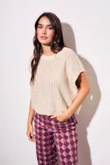 Chaleco de punto con textura acanalada y acabado brillante, de corte holgado, cuello redondo y mangas cortas estilo sisa.