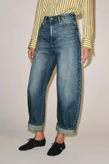 Jeans de tiro medio y corte balloon leg con efecto lavado, bolsillos clásicos y botamanga con vuelta.
