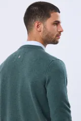 Buzo de lana azul con cuello redondo, manga larga y diseño tejido de punto.