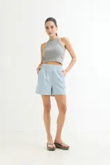 Musculosa de corte cropped, con cuello redondo alto y diseño ajustado al cuerpo.