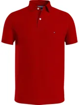 Chomba Tommy Hilfiger color rojo de corte slim, con cuello polo, cartera de dos botones, mangas cortas con ribete blanco y logo de la marca bordado en el pecho.