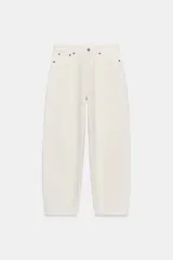 Jeans de tiro medio con corte tapered, confeccionados en denim de color negro con costuras en contraste. Presentan diseño de cinco bolsillos, trabillas en la cintura y cierre frontal con cremallera y botón.