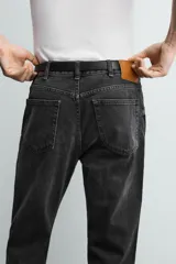 Jeans flare fit de tiro medio, confeccionados en denim de algodón color azul con efecto deslavado. Diseño ajustado en la parte superior y abierto en campana desde la rodilla, con cinco bolsillos y cierre frontal con cremallera y botón.