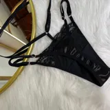 Set de lencería de cuatro piezas compuesto por bralette de encaje, tanga regulable, portaligas y liga para pierna. Diseño con detalles de tiras elásticas y encaje.