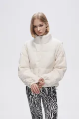 Campera puffer de cuello alto con cierre frontal, confeccionada en tejido de textura acanalada. Presenta mangas largas y diseño acolchado.