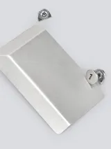 Pendientes asimétricos con diseño de cartas, acabado plateado y cierre de broche.