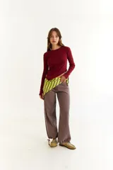 Pantalón de jean de tiro bajo, color marrón con efecto lavado, de corte recto y holgado. Presenta cordones de ajuste en los tobillos para modificar la silueta y bolsillos laterales.