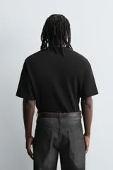 Camiseta de punto con corte boxy fit, cuello redondo y manga corta. Presenta un acabado con efecto lavado.