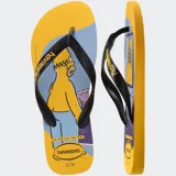 Ojotas Havaianas con diseño estampado de Los Simpson, presentando a Krusty el payaso y Bart Simpson con estilo graffiti. Poseen tiras blancas anchas con el logo de la marca en relieve y base de color turquesa.