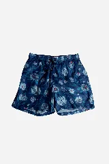 Short de baño de secado rápido con estampado floral sobre fondo azul. Cuenta con cintura elástica con cordón ajustable, bolsillos laterales y logo aplicado en goma.