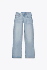 Jeans de mezclilla azul oscuro con efecto lavado, tiro bajo y pierna ancha extra larga. Modelo de cinco bolsillos con cierre frontal de cremallera y botón metálico.