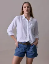 Camisa de lino marca Dash, color beige con rayas verticales blancas, cuello con solapa, cierre frontal de botones, bolsillo aplicado en el pecho y mangas largas con sistema para arremangar mediante presilla y botón.