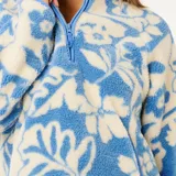 Buzo de polar con cierre frontal parcial, cuello alto y estampado floral en tonos celeste y blanco.