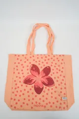 Bolso tote de tela con estampado de rayas verticales rosadas y blancas, laterales y asas en color beige. Presenta la palabra "BONJOUR" en verde en el centro y "INDIAN" en la parte inferior.