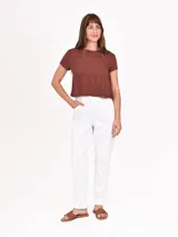 Pantalón jean de tiro alto color gris oscuro, corte recto y tobillos ajustados.