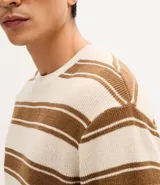 Remera de punto de manga corta con cuello redondo y diseño de rayas horizontales en tonos beige y marrón.