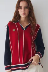 Remera tejida de algodón estilo polo con mangas largas azul marino y cuerpo rojo con franjas verticales blancas, escote en V y parche bordado Team Savia.