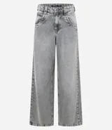 Pantalón skater de jean color gris con lavado dirty, tiro bajo, trabillas anchas en la cintura y bolsillos diferenciados.