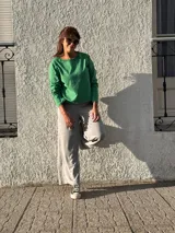 Pantalón tipo palazzo de tiro alto, confeccionado en viscosa elastizada. Presenta un diseño holgado con bolsillos laterales y una faja ancha en la cintura para mayor ajuste y comodidad.