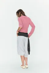 Polo de punto liso color azul marino, con cuello polo, manga larga y botones frontales.