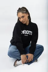 Buzo color crema con estampado frontal que dice "SMOOTH" en marrón y "REDCHARCOAL" debajo. Tiene cuello redondo y mangas largas.