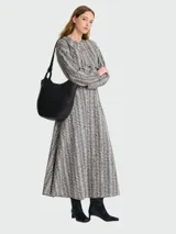 Cartera hobo grande Longchamp de la línea Le Foulonné, confeccionada en cuero negro con diseño curvado, asa de hombro integrada y cierre superior.